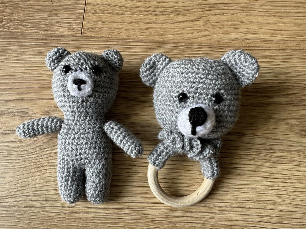 Chocalho e peluche amigurumi