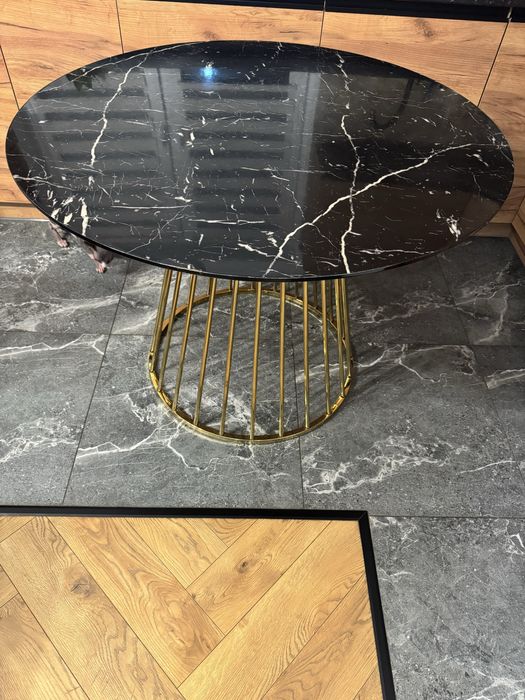 Okrągły stół na złotej nodze, do kuchni lub jadalni