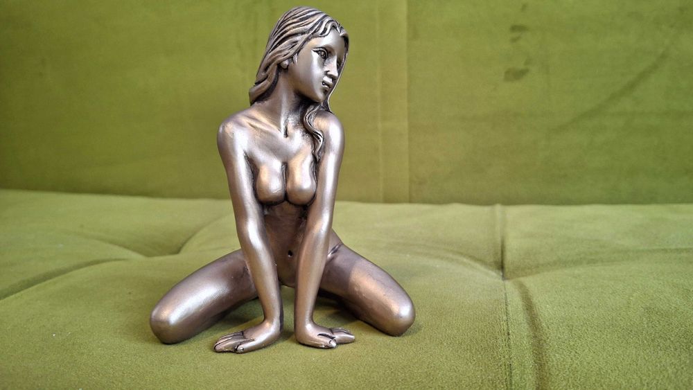 Statuetka nagich kobiet klęcząca