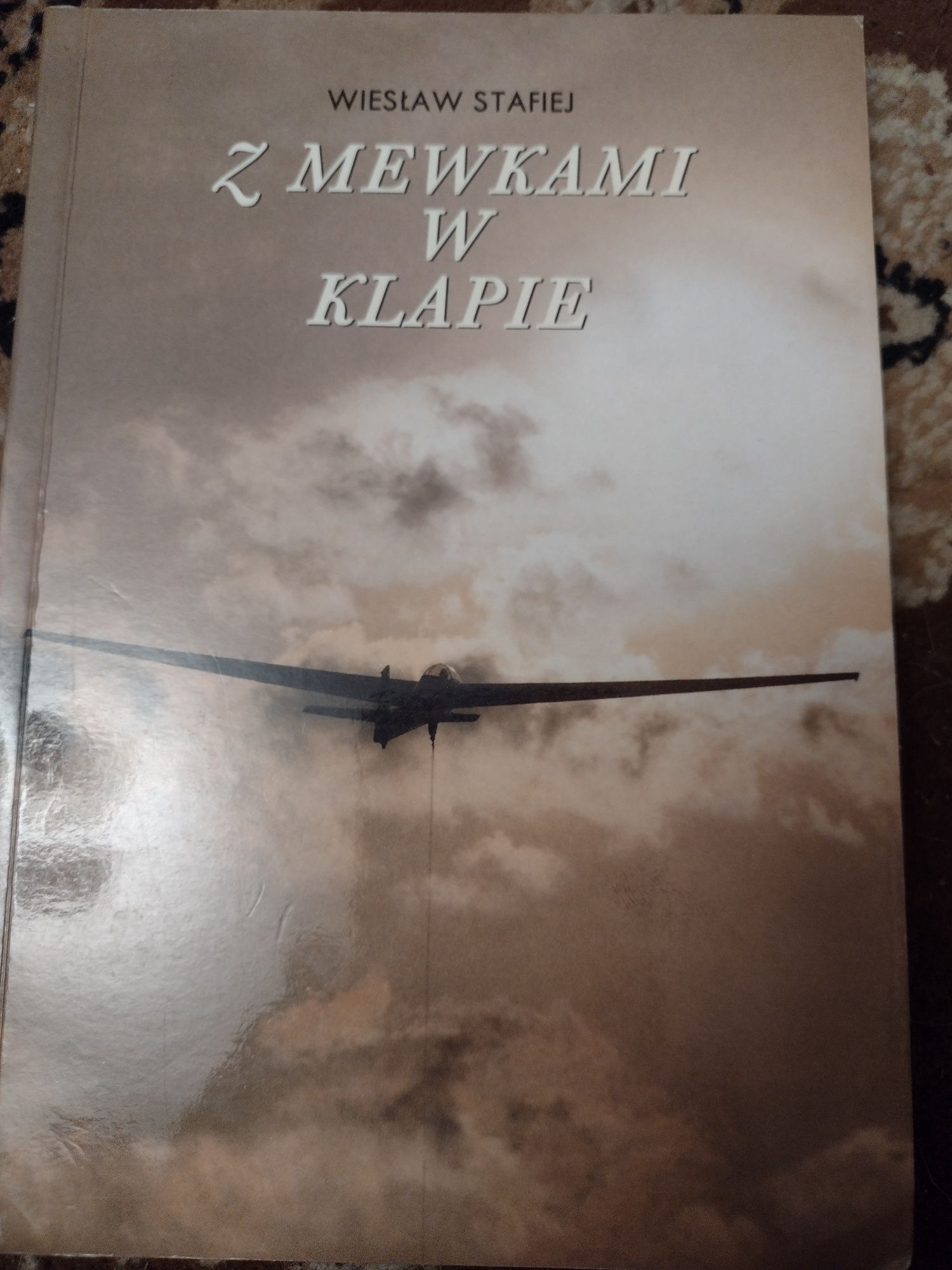 Z mewkami w klapie