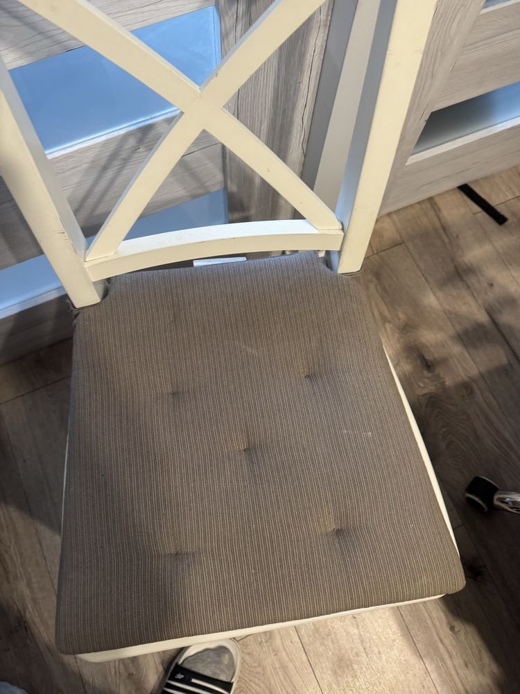 Białe krzesla Ikea 4 sztuki z podyszkami