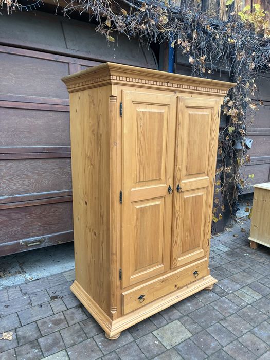 Urokliwa bieliźniarka z litego drewna – wiejski styl i funkcjonalność!