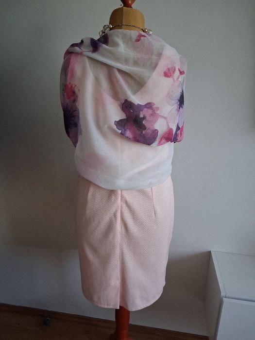 Sukienka elegancka róż w łosoś z dopasowanym cieniutkim szalem r 40/42