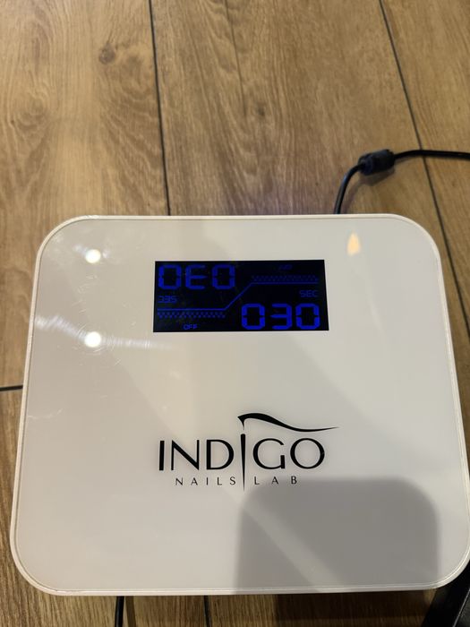 Lampa dla stylistki Indigo