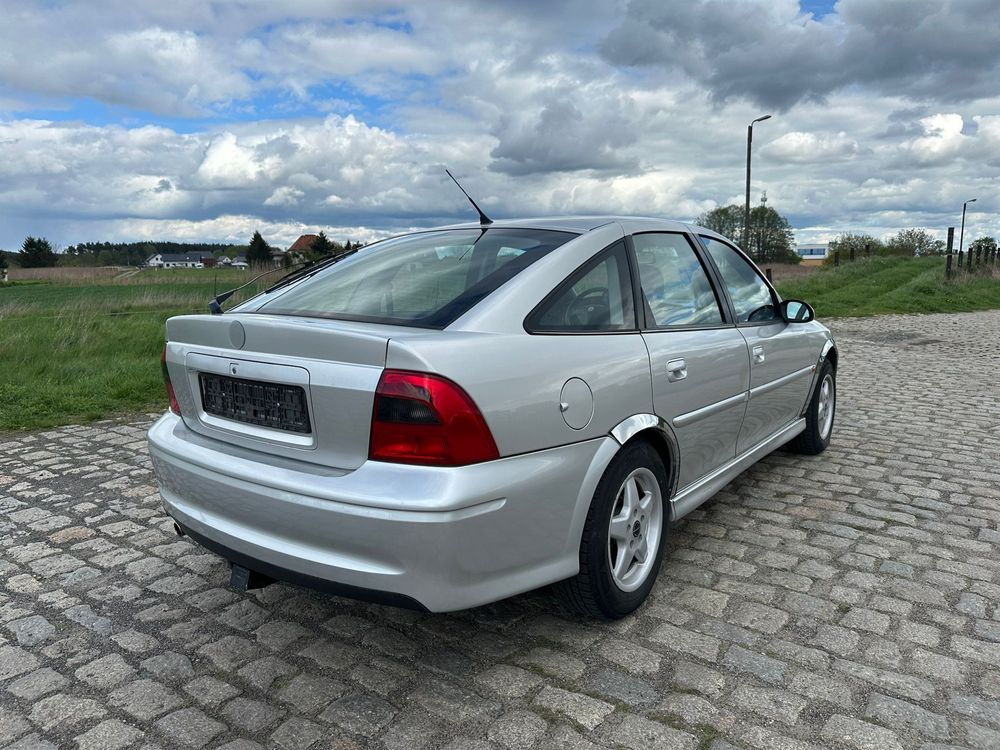 Opel Vectra 2000 rok, liftback 1,8 benzyna dwa komplety alu xenon klim