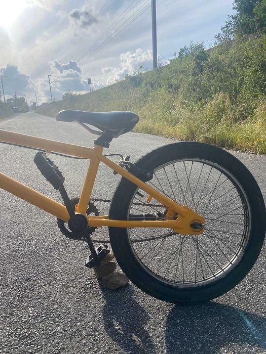 BMX amarela em ótimo estado
