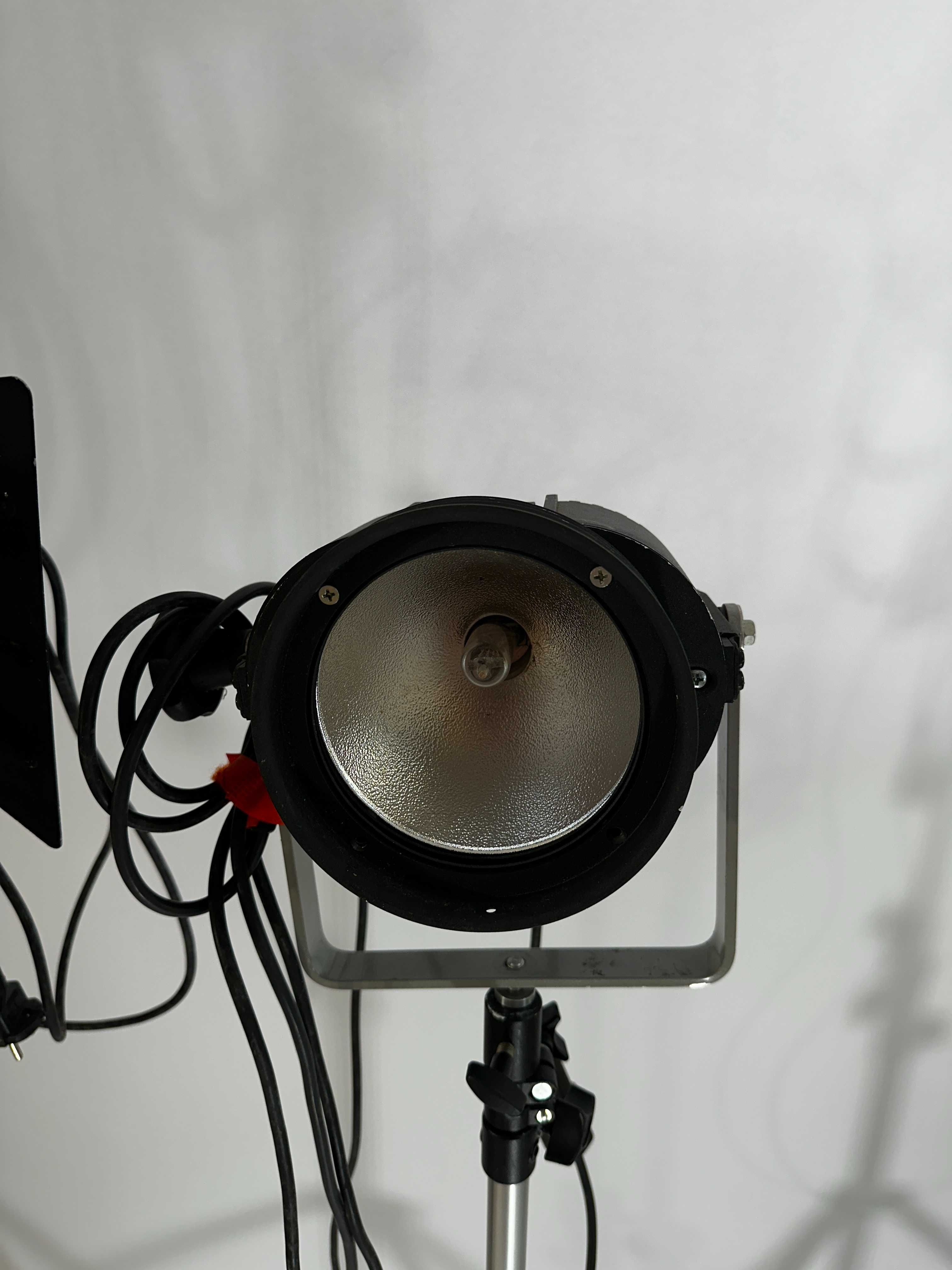 Lampy studyjne telewizyjne teart fotografia na statywie firmy kobold.