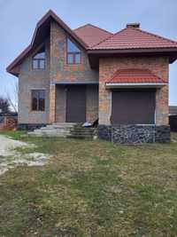 Будинок біля річки Дніпро