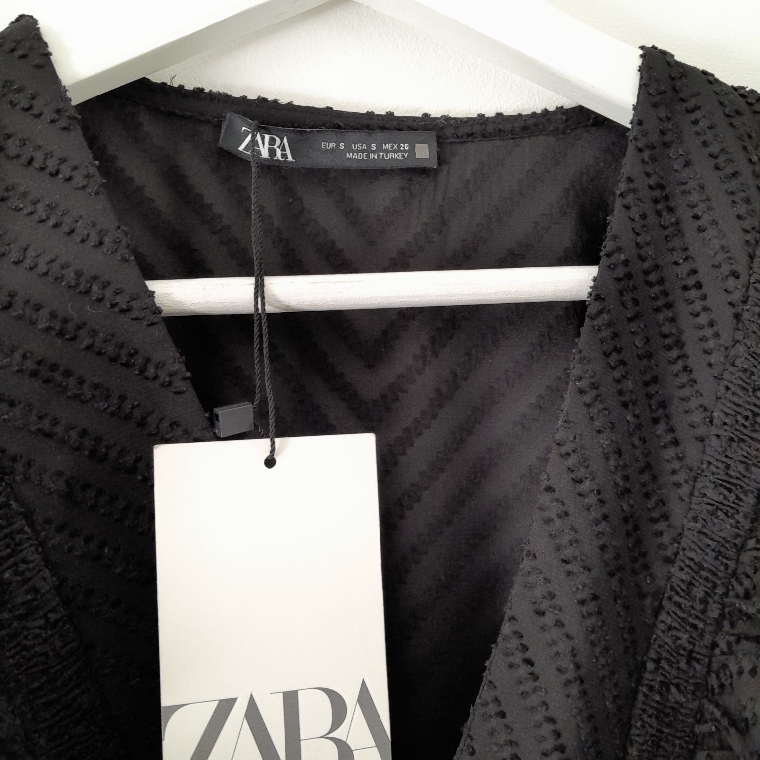 Zara, sukienka midi z falbaną z tkaniny plumeti, S