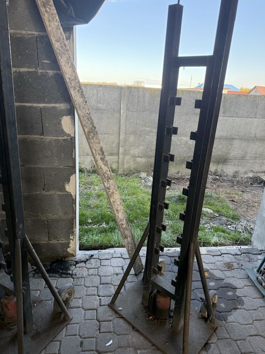 Podnosnik hydrauliczny do bebnów kablowych