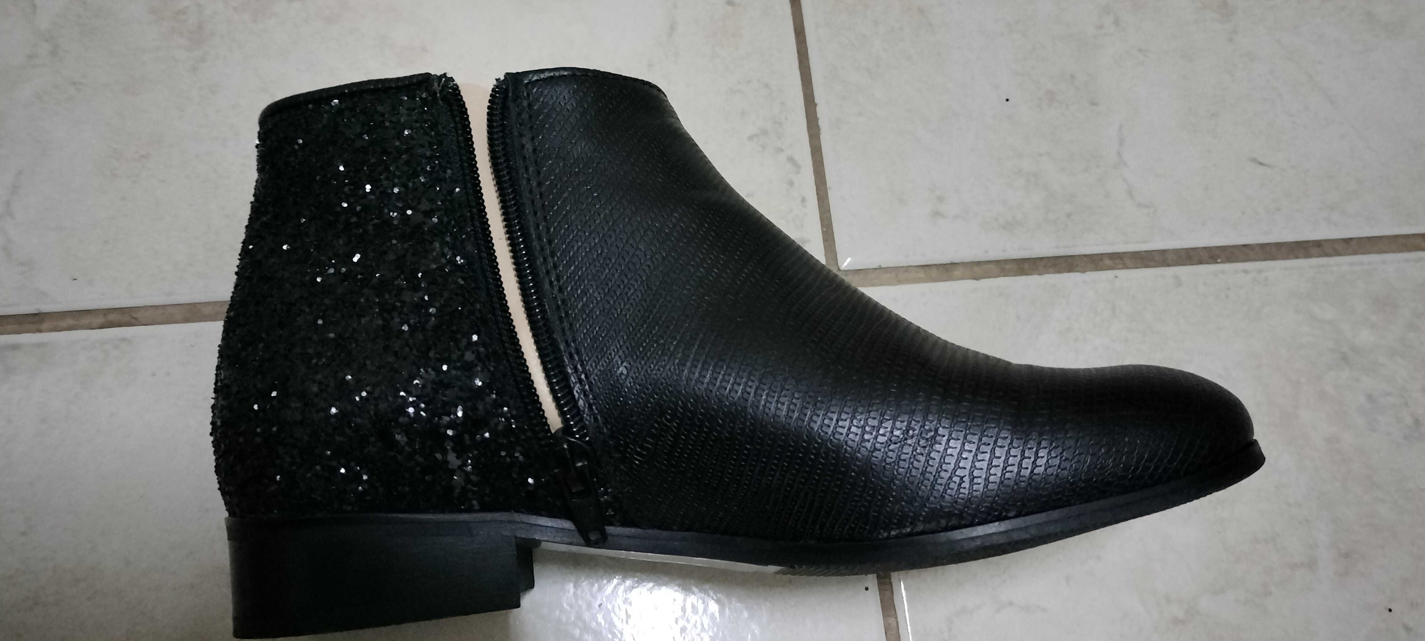 Botas pretas de senhora em pele tamanho 37