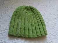 Zielona czapka z ozdobą