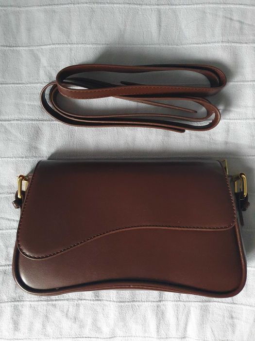 Brązowa torebka w stylu vintage z paskiem na ramię