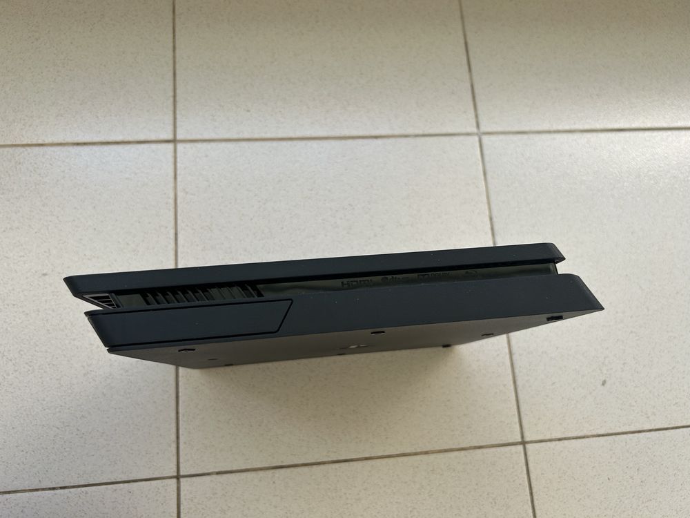 Consola PlayStation 4, com cabos incluídos. Memória de 500GB