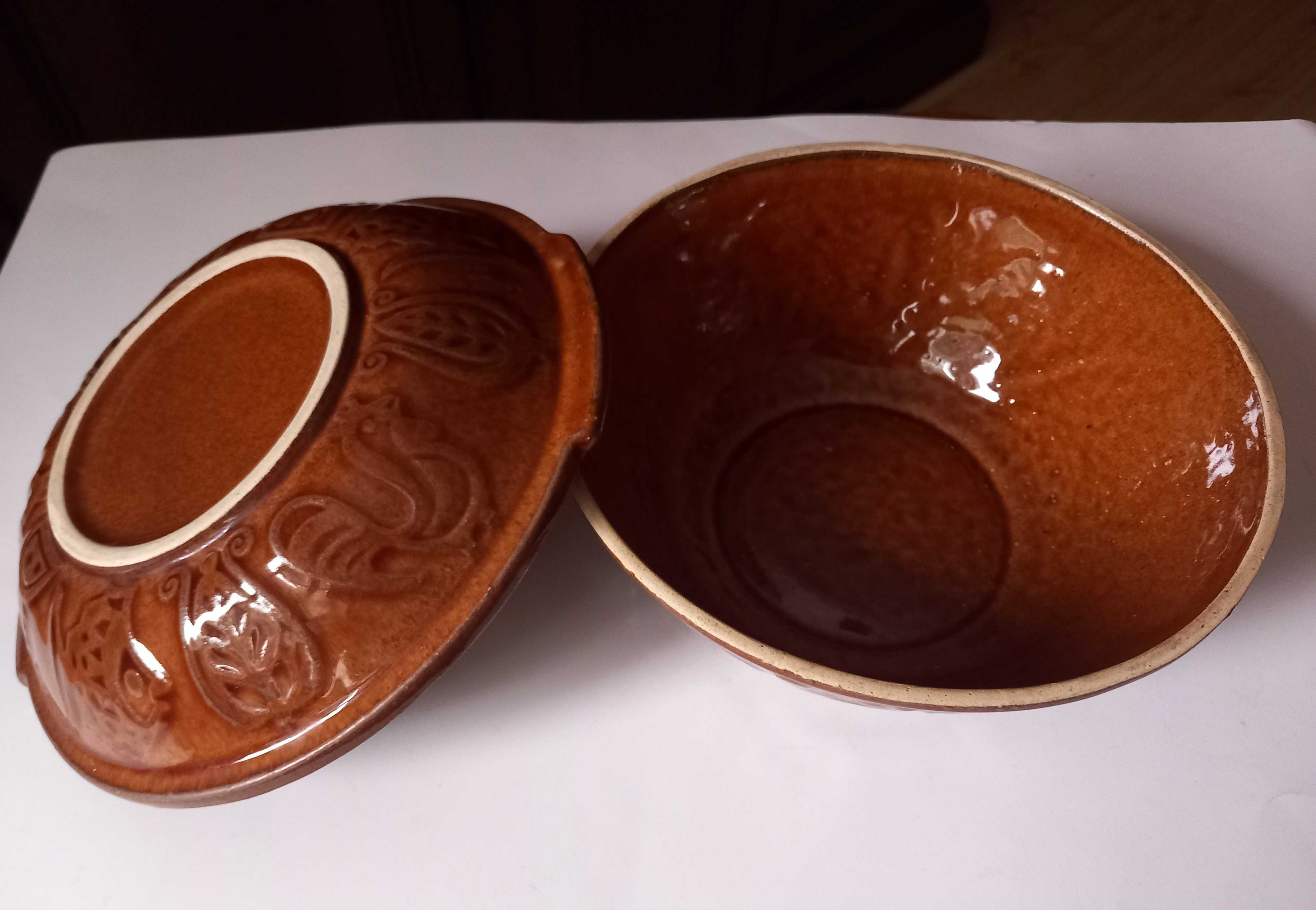 Naczynie ceramiczne z przykrywką śr. 21 cm, wys.13cm z PRL