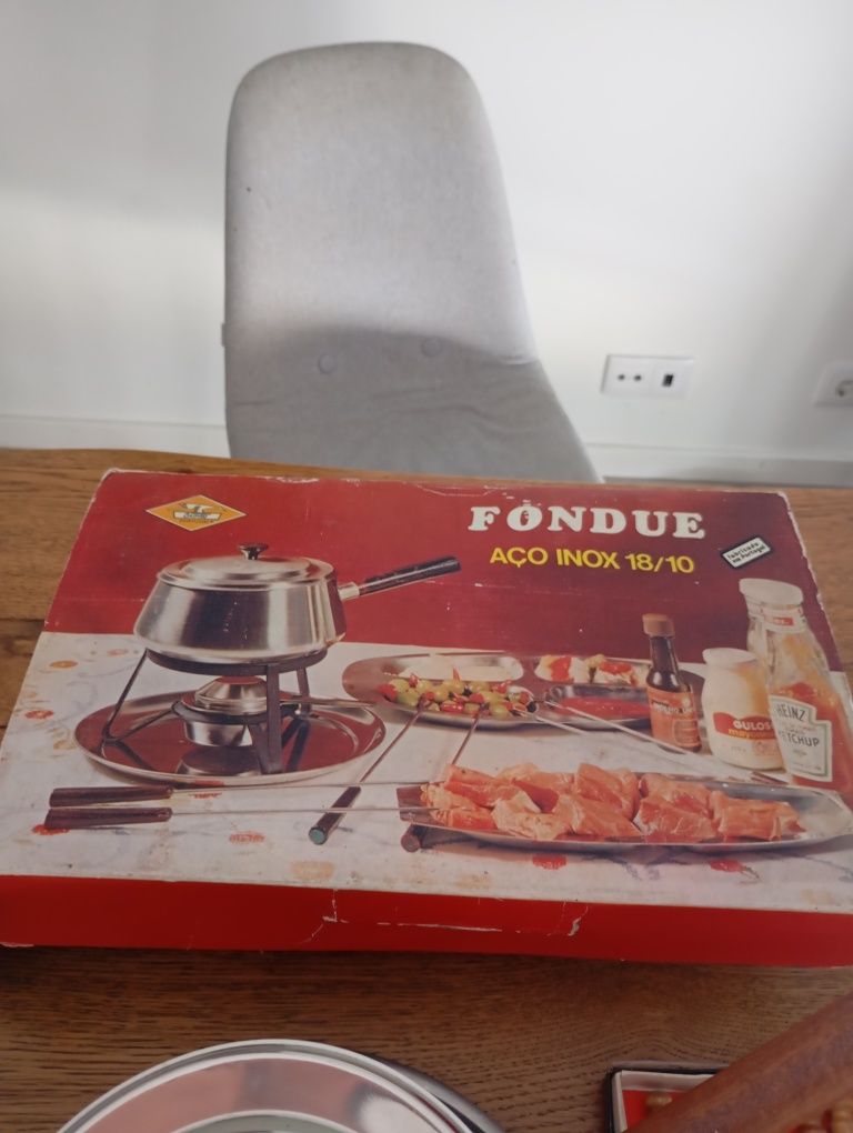 Fondue em inox. Com os garfos incluídos.