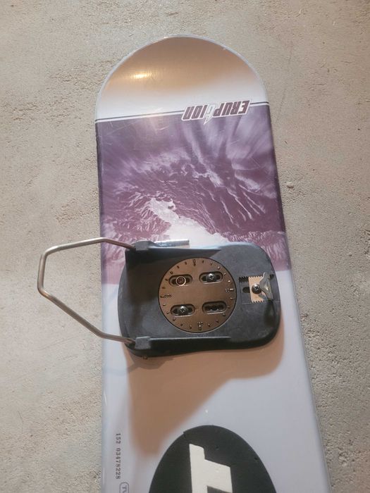 Deska snowboardowa zwiazaniami step-in i butami