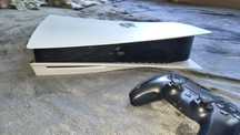 PlayStation 5 z napędem . 825 GB