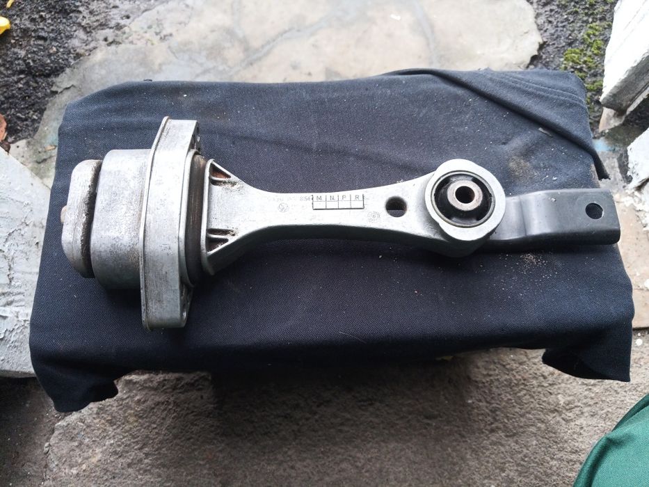 Подушка двигуна шкода