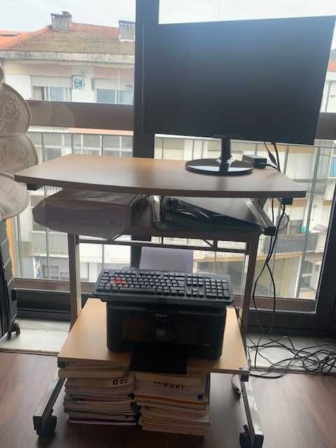 Vende-se Secretária de Madeira em Ótimo Estado!