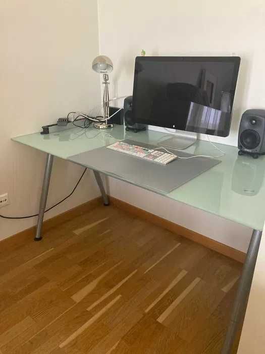 Secretária 160cms por 80cms - Praticamente nova