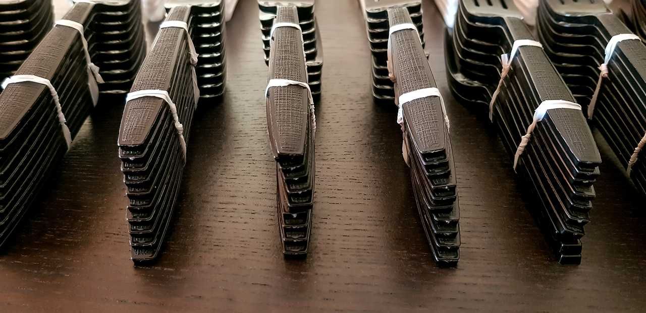 225 garfos pretos e brancos de plástico
