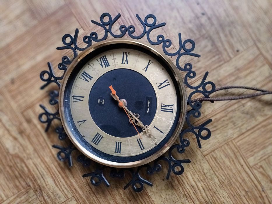 Piękny stary radziecki zegar Jantar ścienny