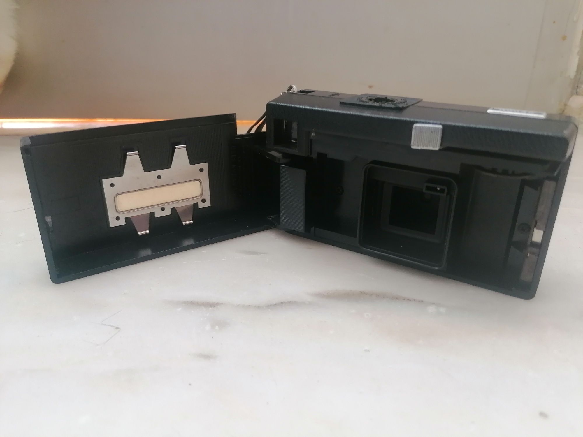 Kodak instamatic X-15 

Tem um design clássico, e é uma peça notá