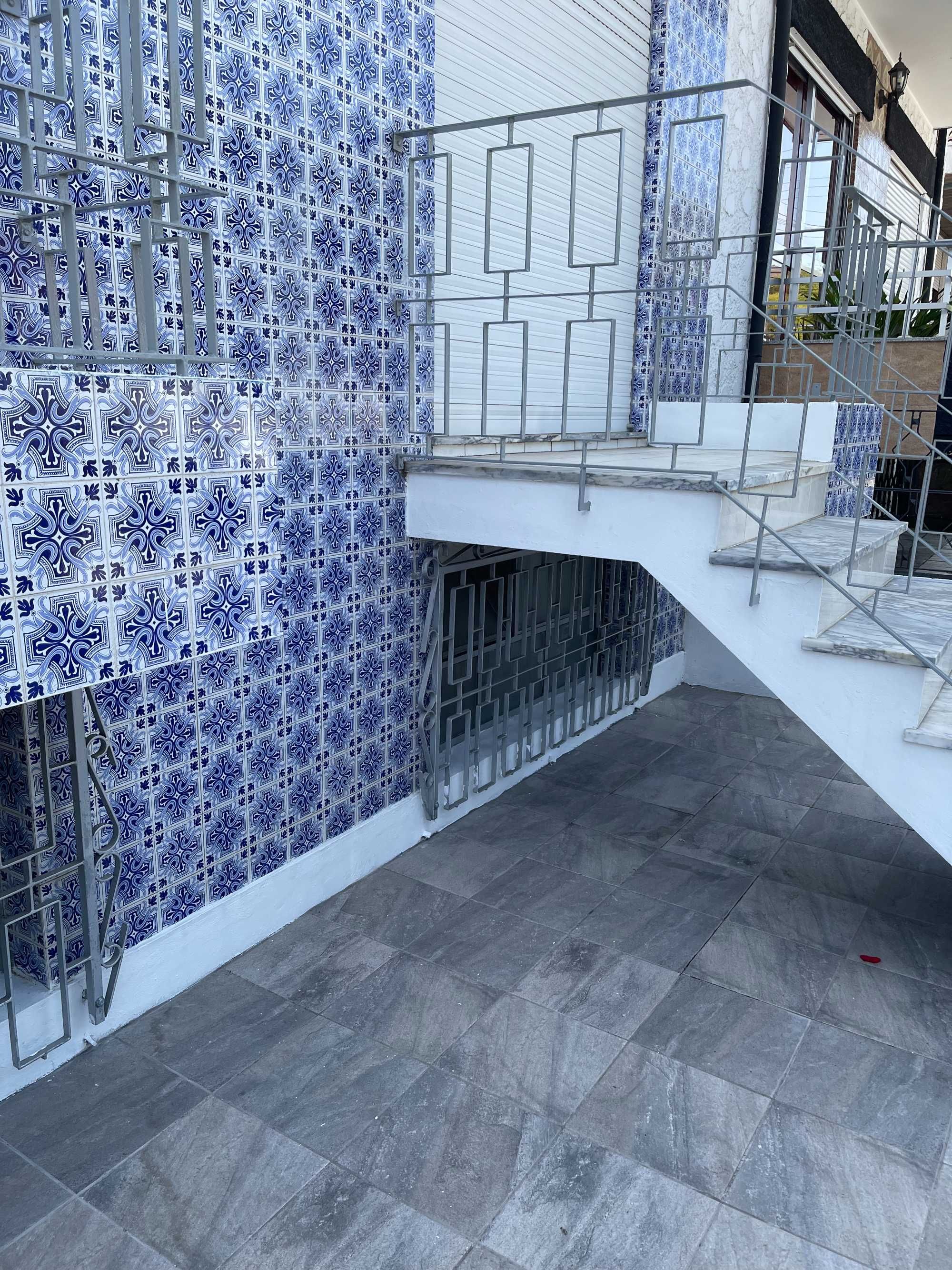 Arrenda-se Escritório ou Loja com Armazém 100+100 m2 na Maia