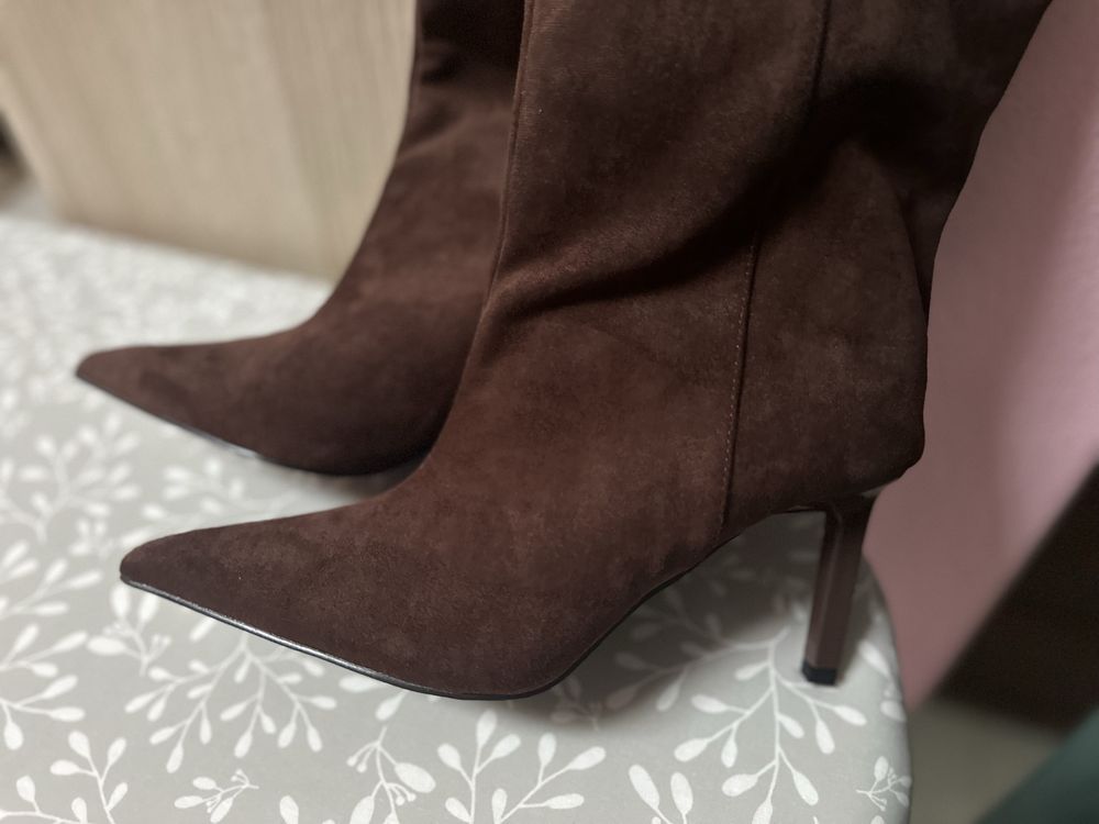 Botas cano alto castanhas - pele de pessego (novas)