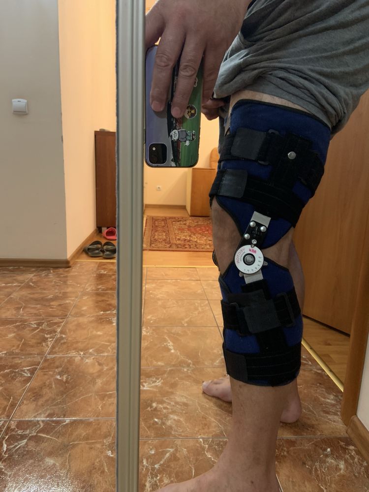 Ортез колінного суглоба з регульованим кутом згинання.