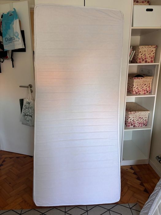 Cama ou sofá em ferro Ikea