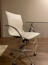 Cadeira de escritório com rodas e altura ajustável