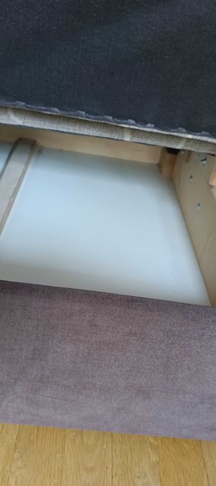 Brązowa sofa rozkładana do spania z dużym pojemnikiem na pościel