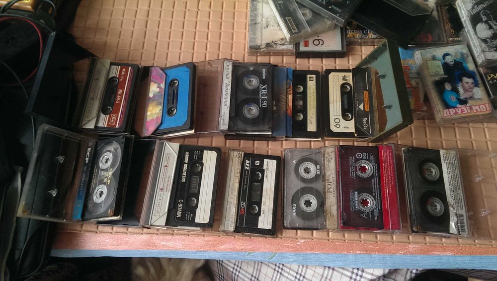 Лот аудио кассет  ящичек- цена за все 350гр.