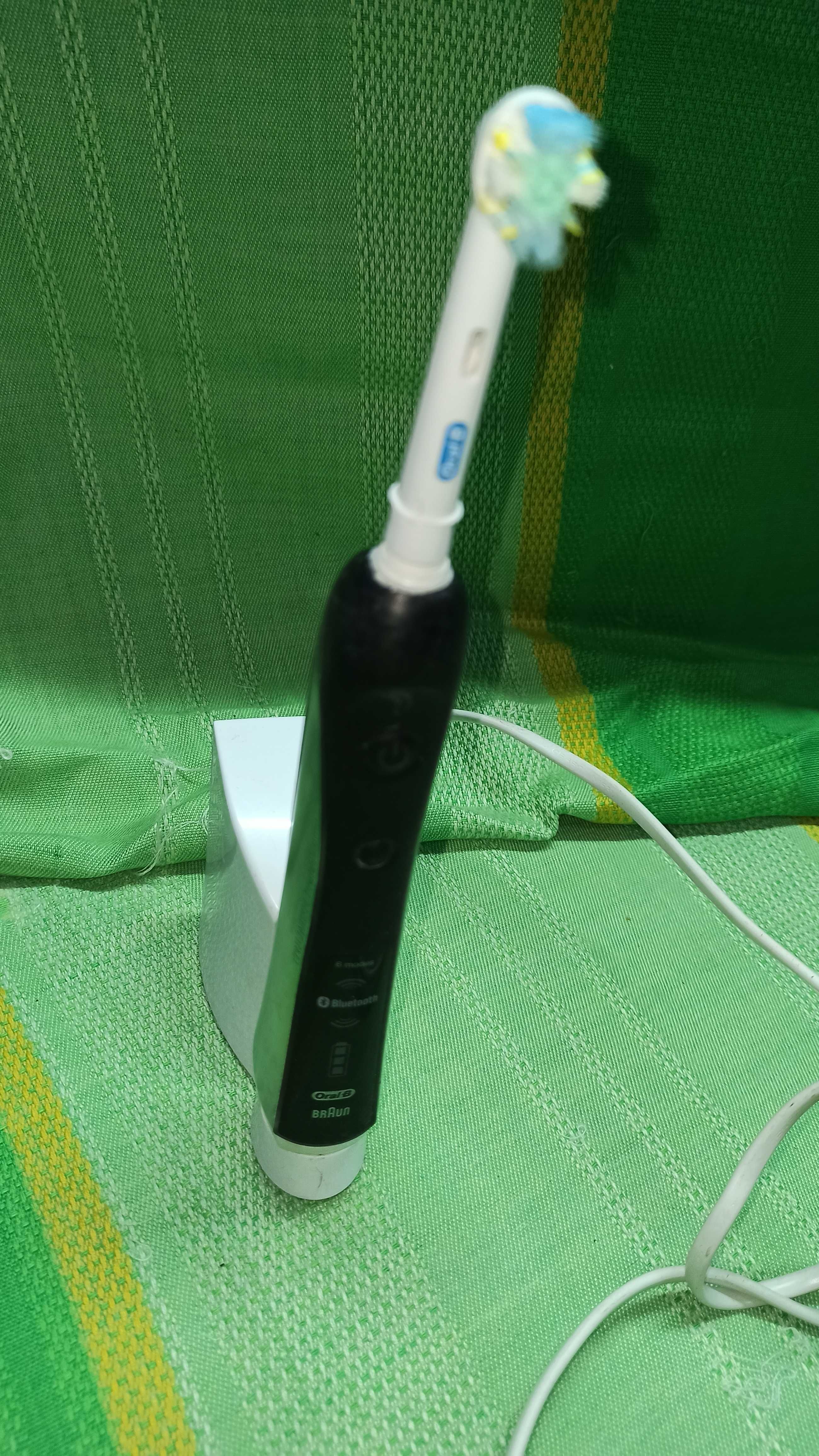 Зубная щётка Oral B Triumph 7000