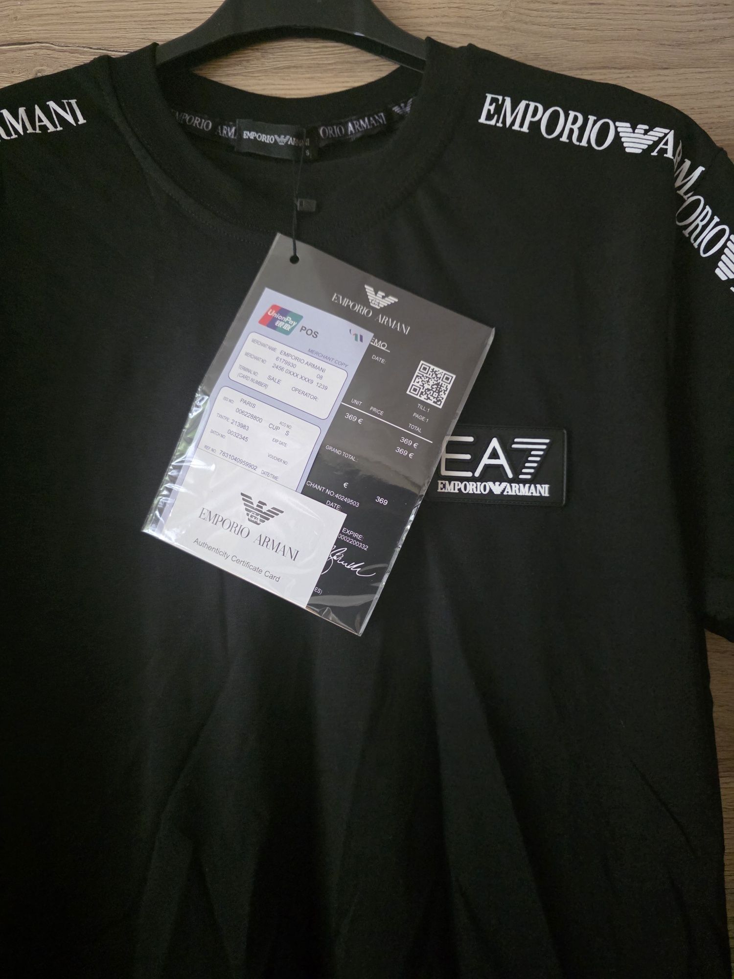 Koszulka męska Armani w kolorze czarnym logo jest szyte i lampsami