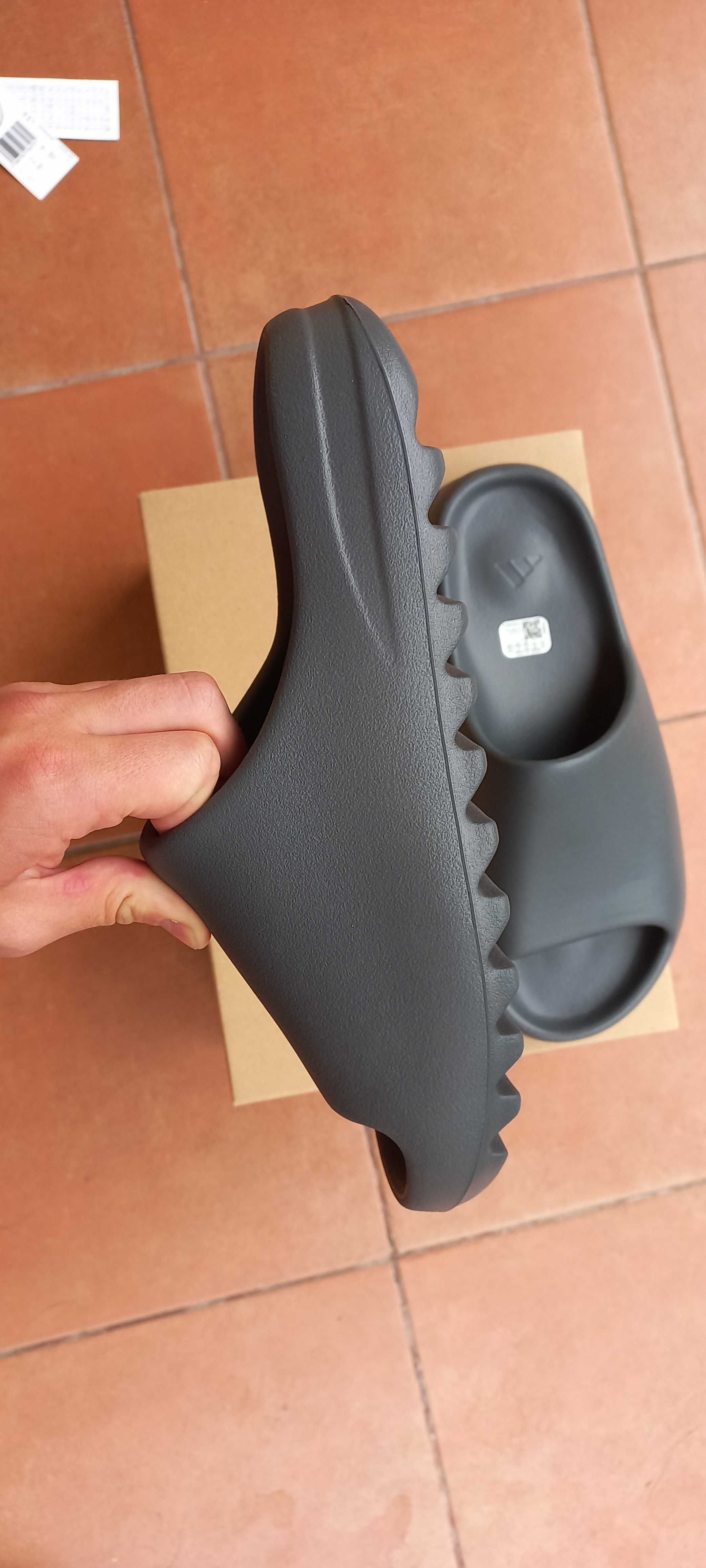 Klapki adidas Yeezy slide w kolorystyce slate grey