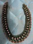 colar de senhora vintage com pedras pequenas