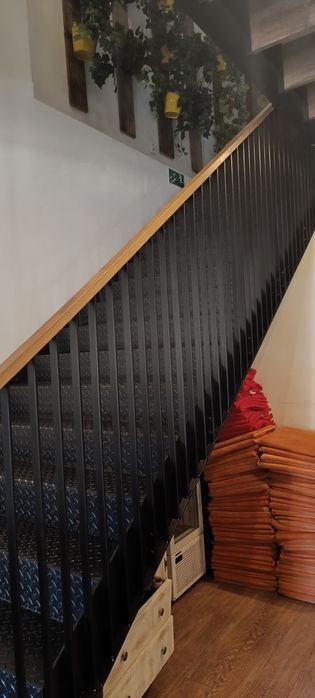 Sprzedam schody metalowe wewnętrzne masywne