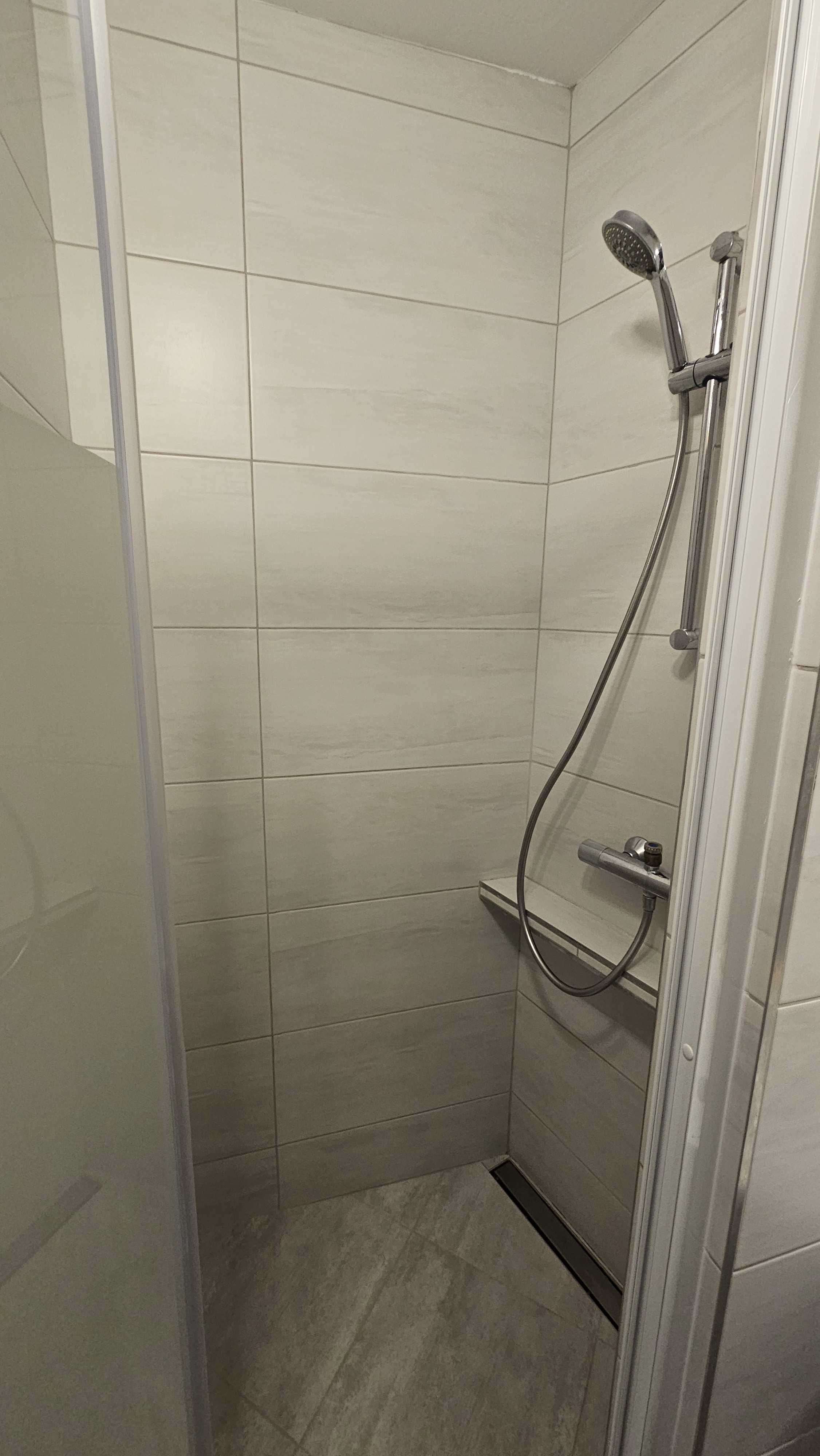 Apartament 3 os. z łazienką, balkonem i stołem biesiadnym z grillem