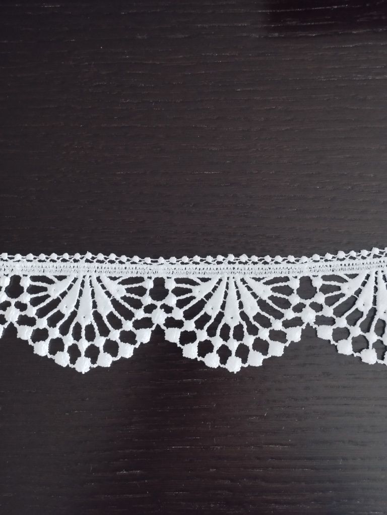 Gipiura, koronka biała szer 6cm 15 metrów.