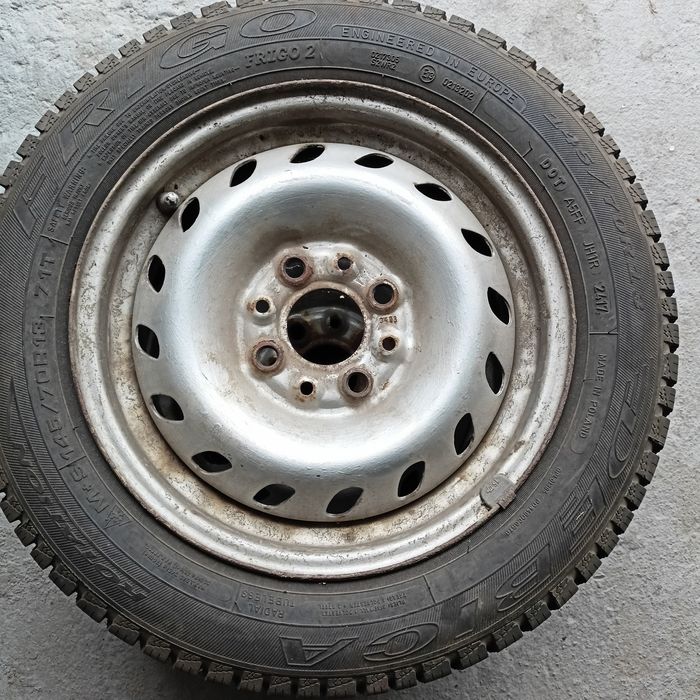 Opony zimowe na felgach 145/70 R13