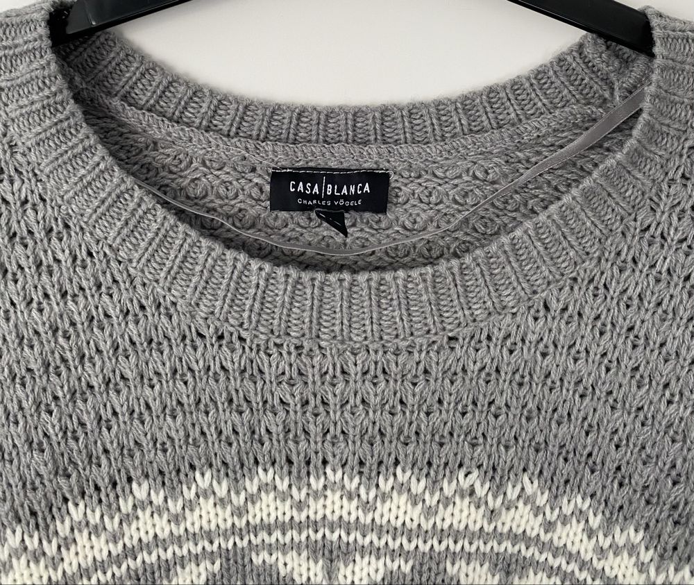Sweter casual z białym wzorem szarość klasyka zimowy klimat