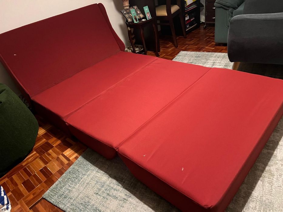 Sofa vermelho. Sofa cambalhota