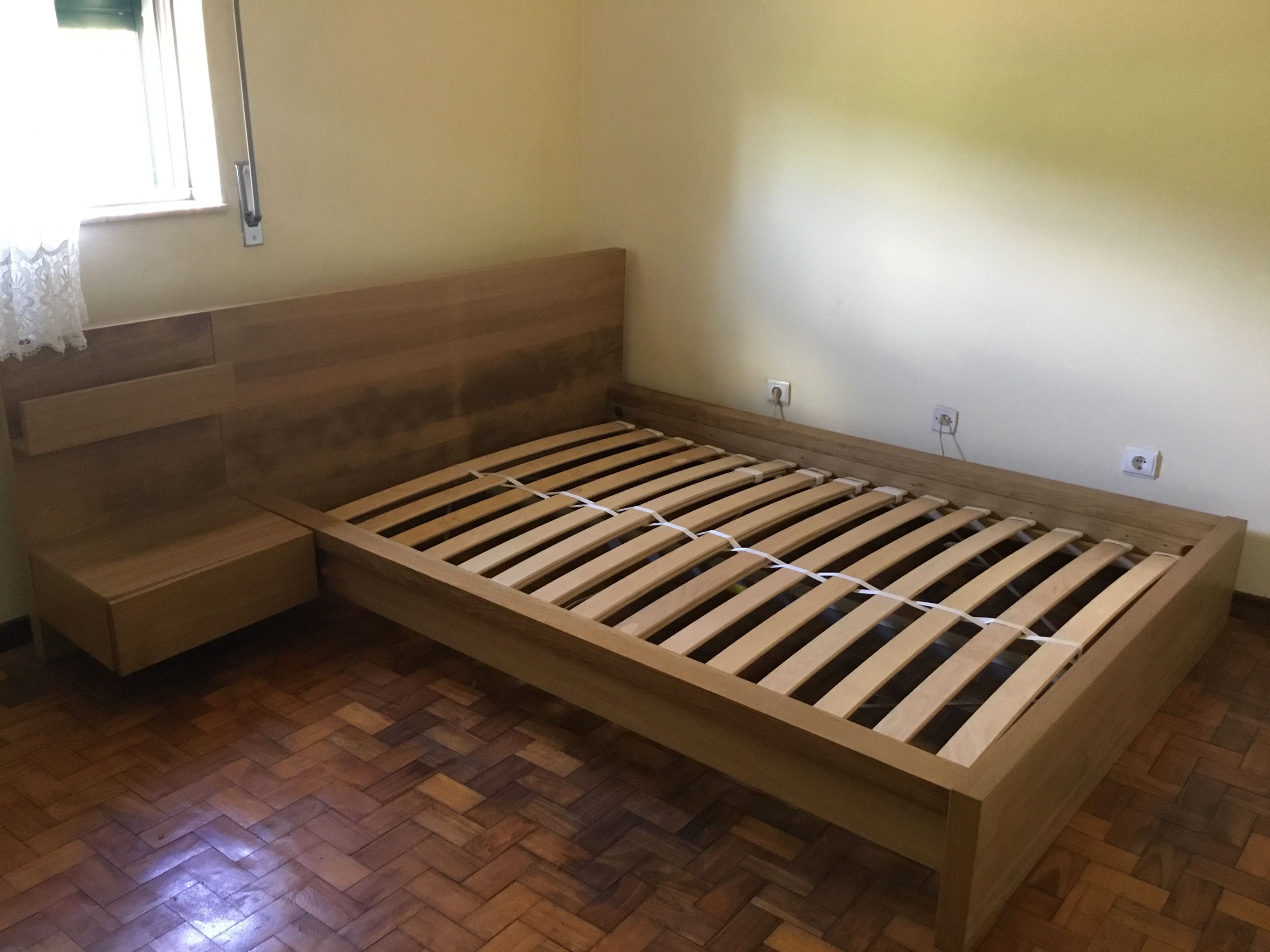 Cama de casal Malm IKEA + mesa de cabeceira + estrado