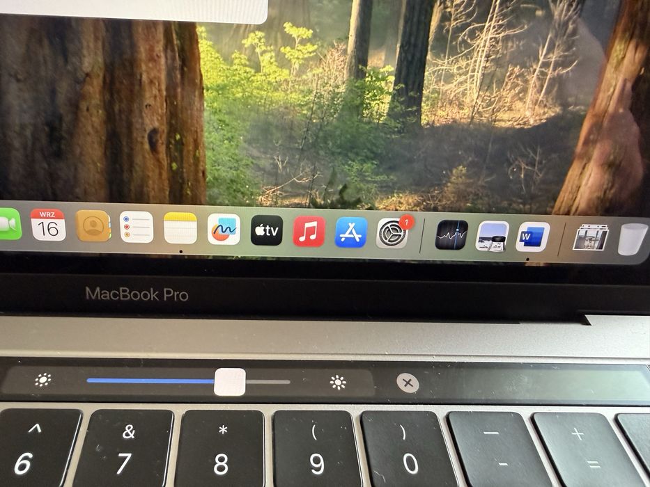 MacBook Pro 13” 2019 touch bar i7 16bg ram 512 ssd
