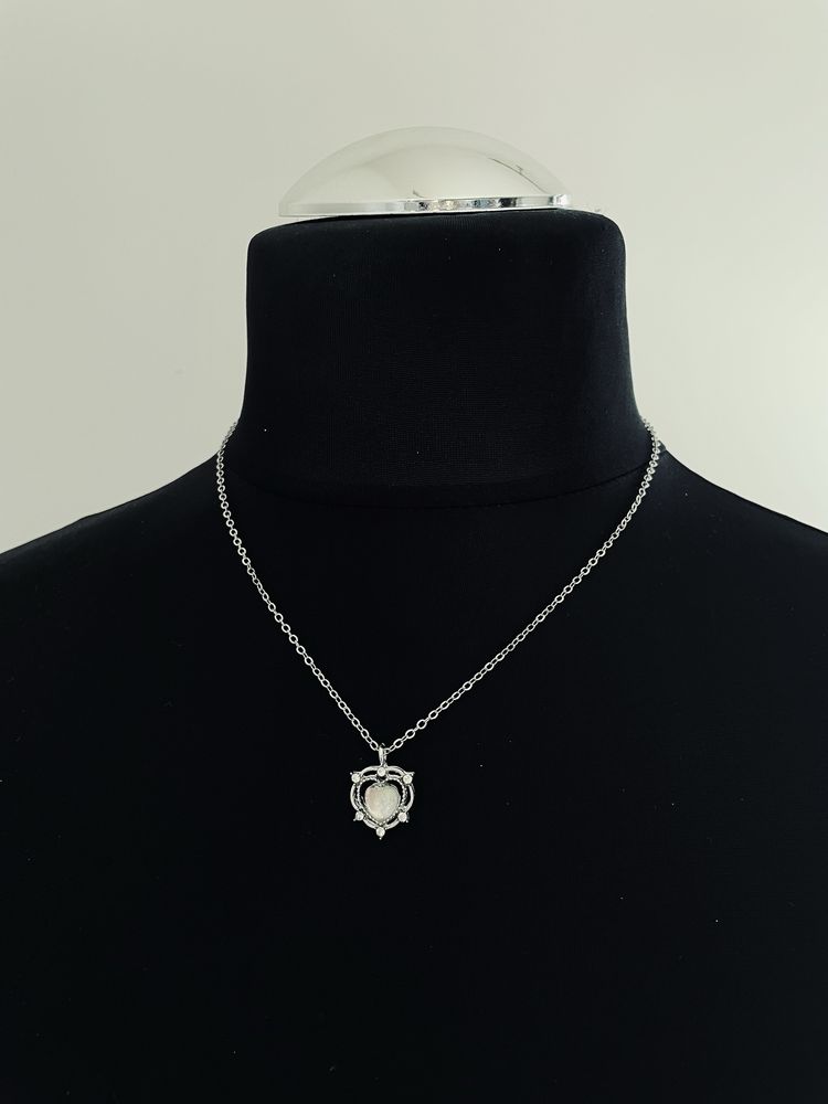 Uroczy metalowy wisiorek na szyję w kształcie serca z kamieniem