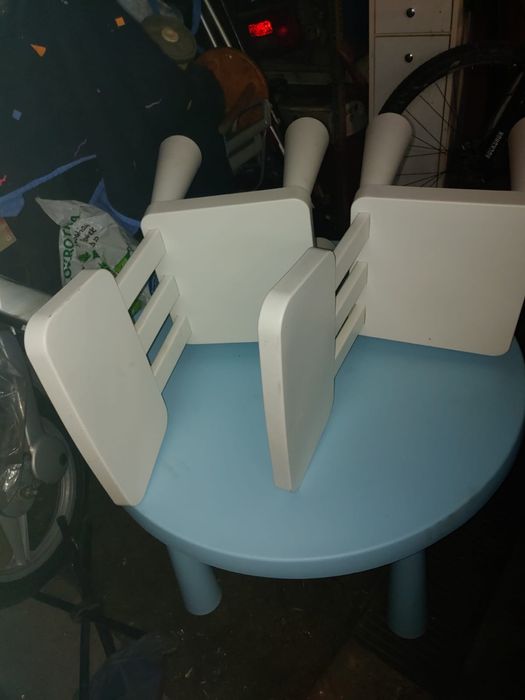 Stolik dzieciecy z krzesełkami