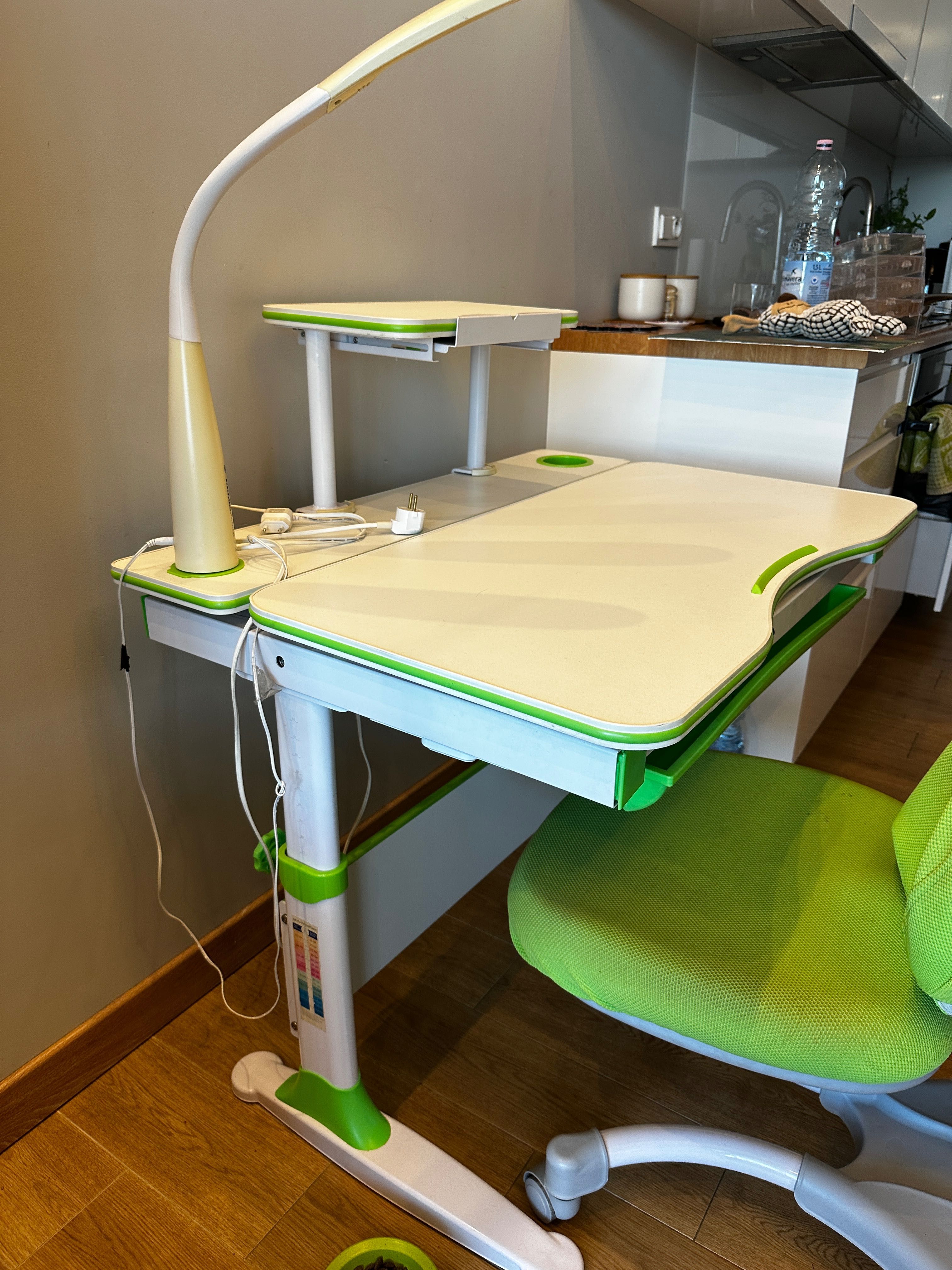 Biurko szkolne rosnące z krzesłem ergonomicznym